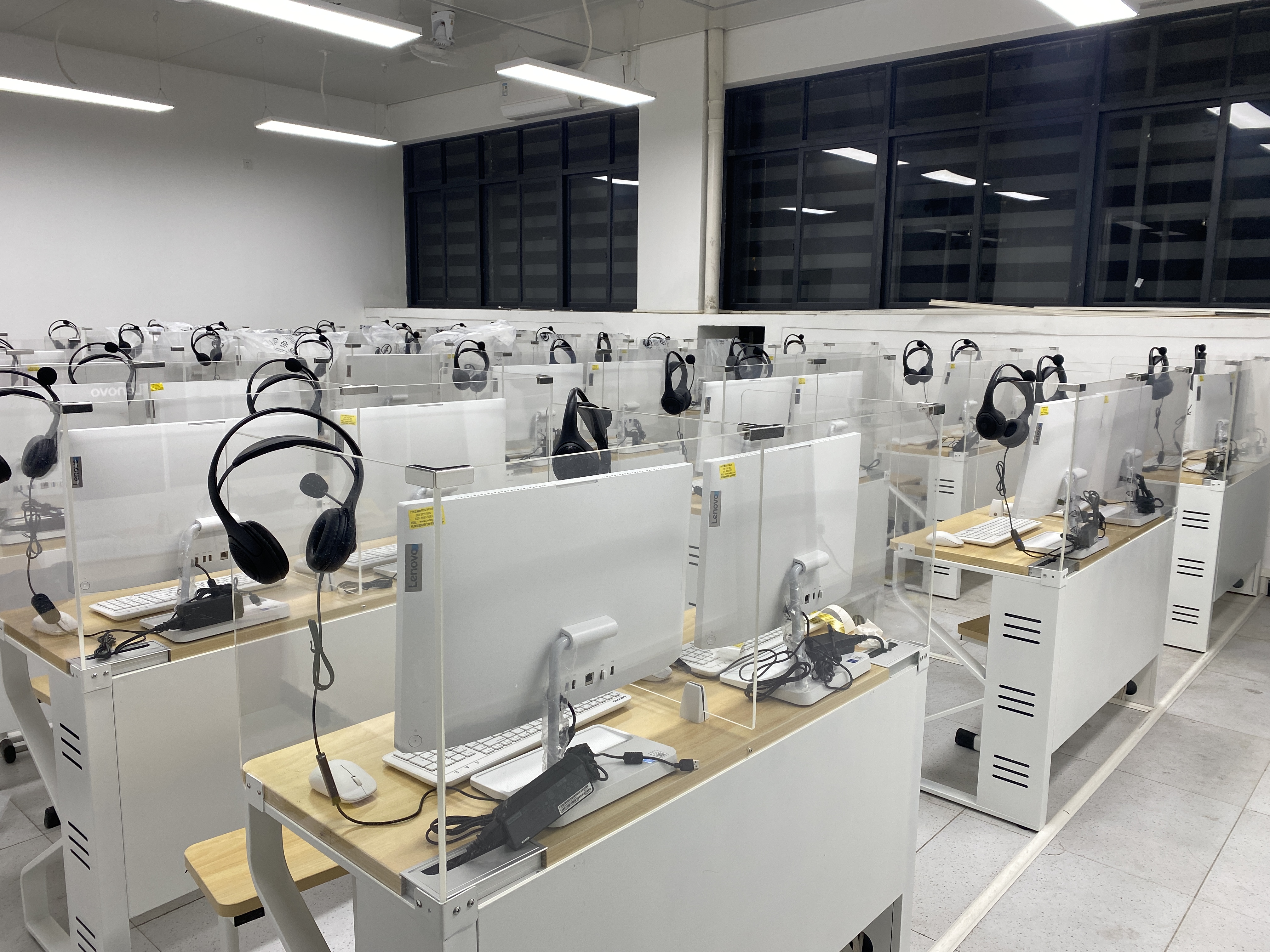 祝贺广州市华风技工学校语音室成功安装使用网络一体机计算机电子设备！